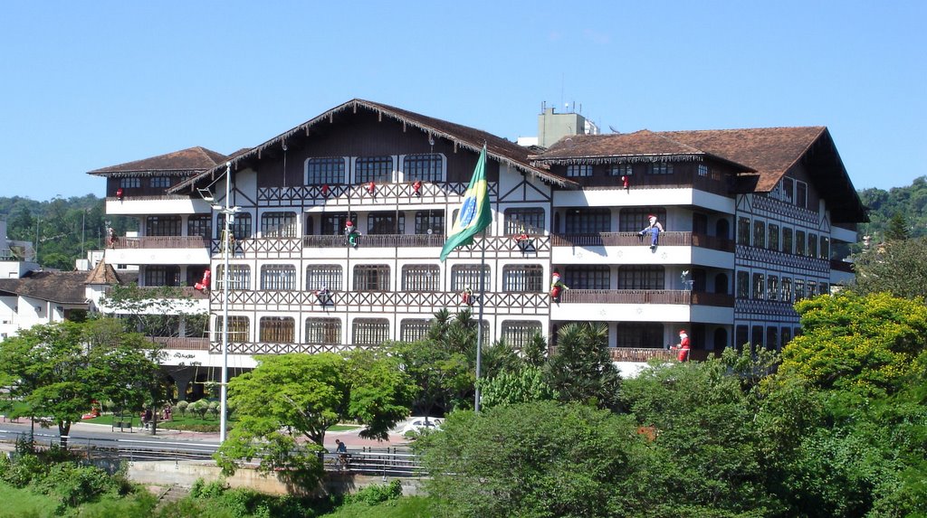 Prefeitura de Blumenau vista da Ponte de Ferro. Vendramini ©