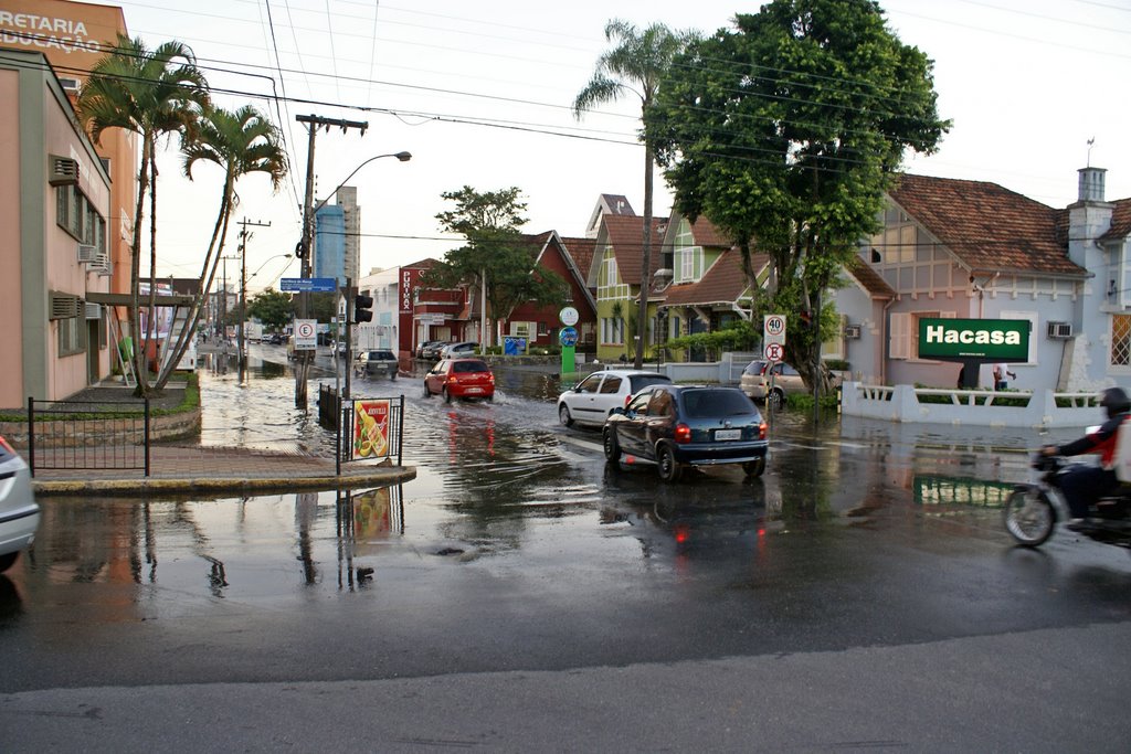 Rua Itajaí inundada pela maré em dia de sol