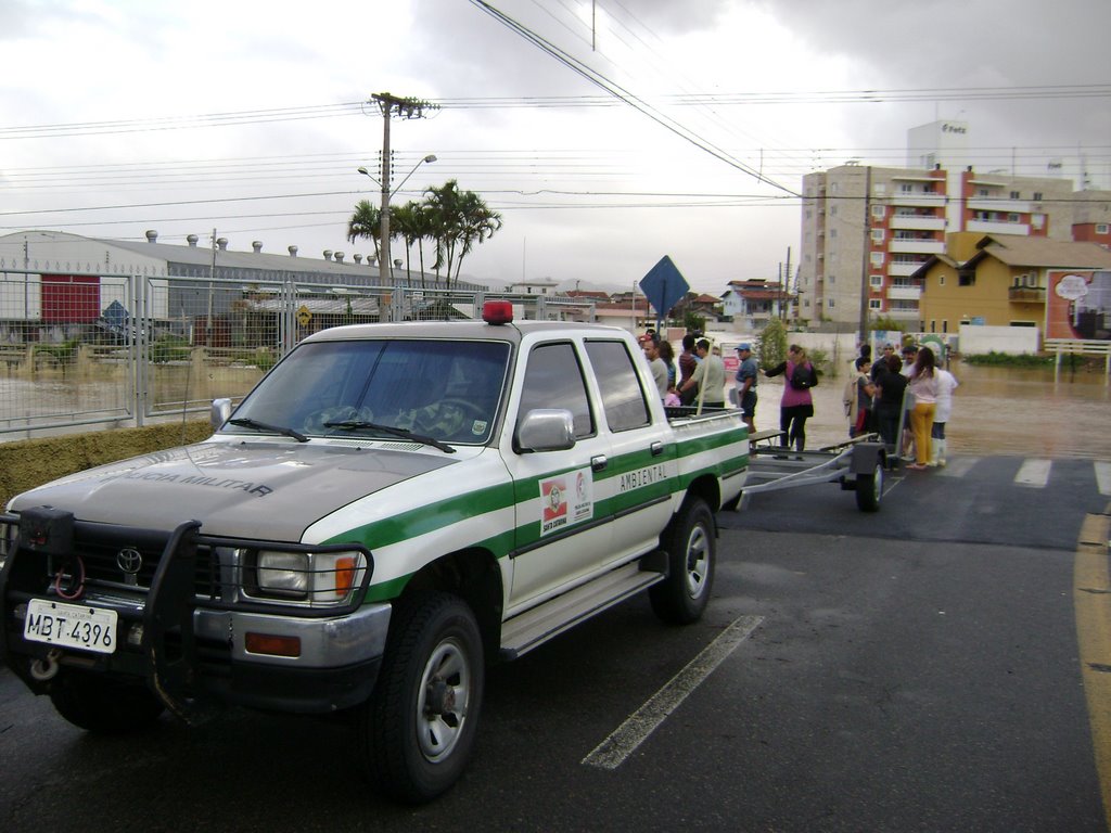 Policia Militar Ambiental de Joinville Trabalhando No Resgate de Pessoas - Enchente11/2008