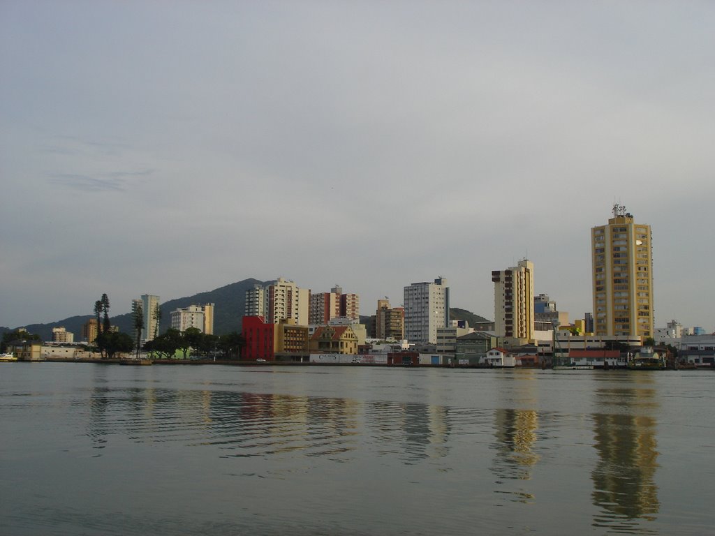 Itajaí vista da balsa / Itajaí from the ferry-boat