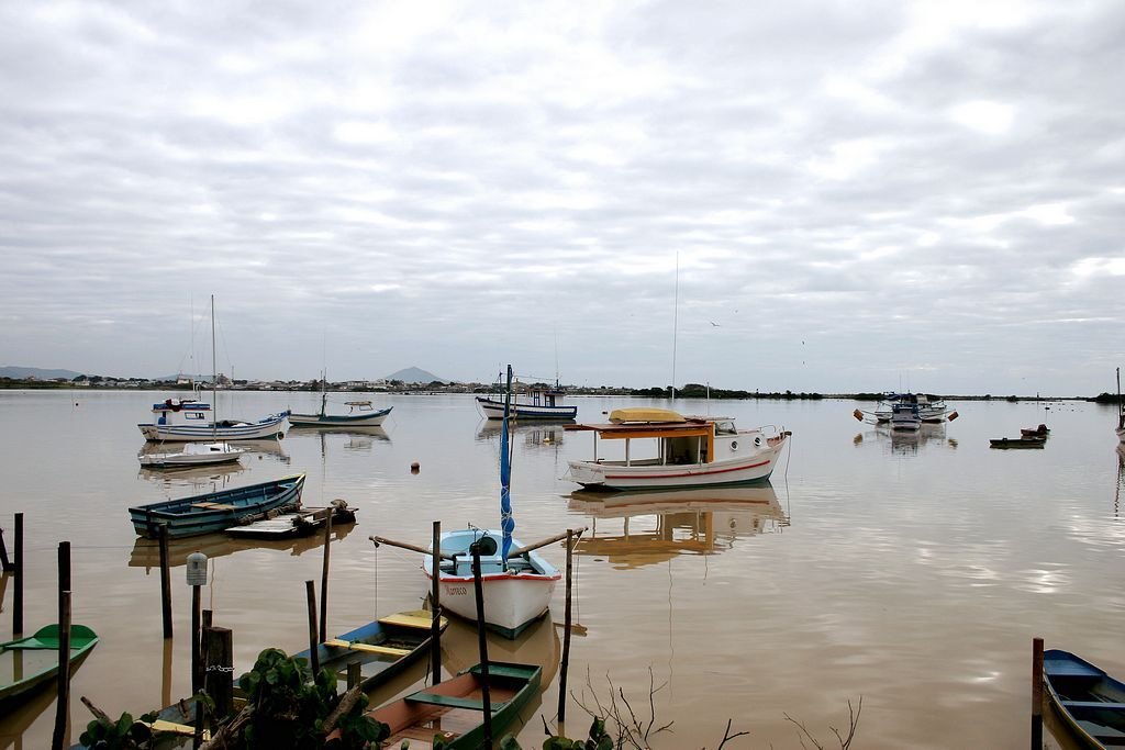 Itajaí SC. - Barcos de pesca artesanal - by Wolfgang Wodeck