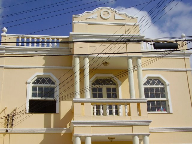 mais prédio amarelo
