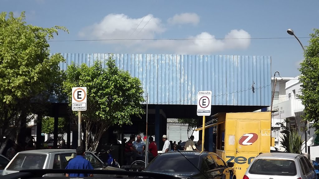 Abrigo metálico , tradição em café e lanches rápidos .
