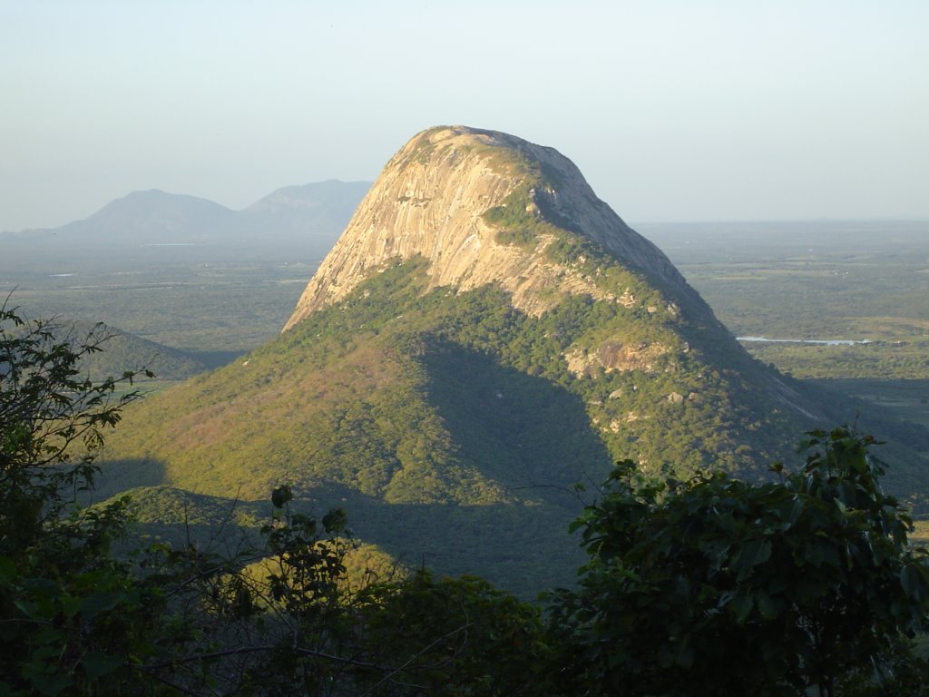 Um dos monólitos de Quixadá, visto do Santuário N.S. Rainha do Sertão