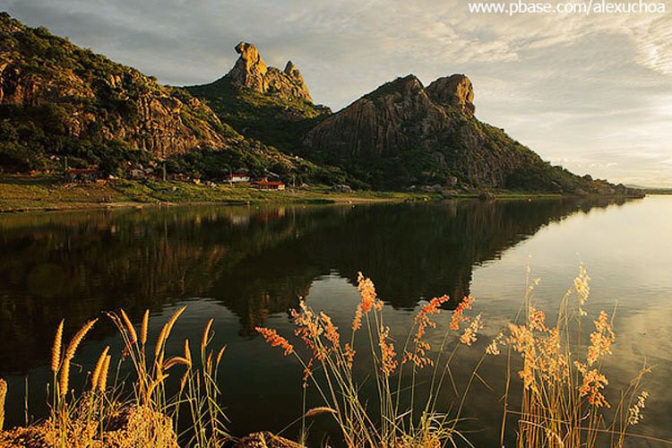 The mountain that looks like a hen hatching - Quixadá,CE - Brazil (By Alex Uchoa)