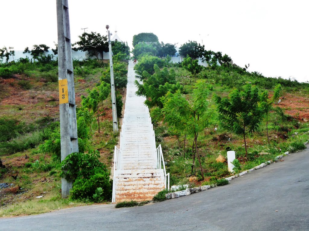 Escadaria do santuário da Mãe Rainha. Sobral, CE.