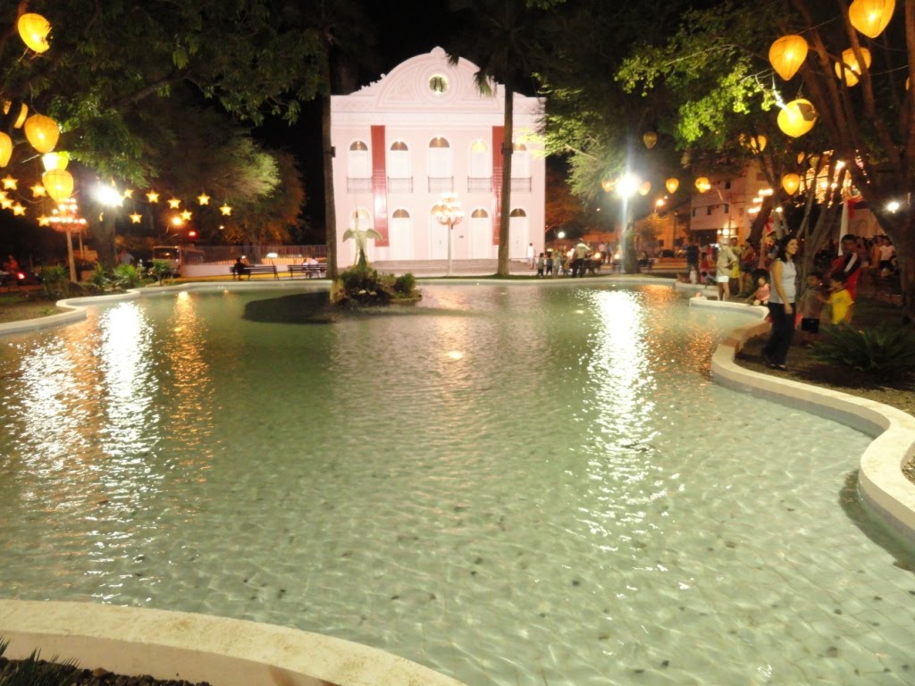Sobral-CE: Jardins e Piscinas com decoração Natal de 2010 vendo-se ao fundo o Teatro da cidade