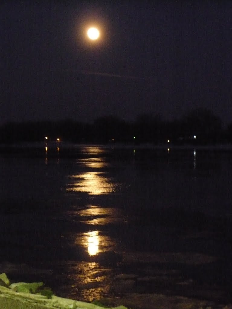 Full Moon Over Mississippi