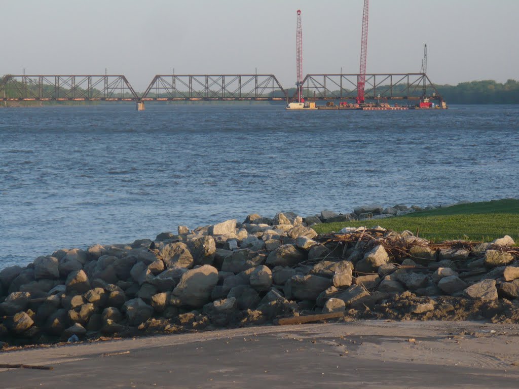 BNSF Mississippi River Bridge under repair
