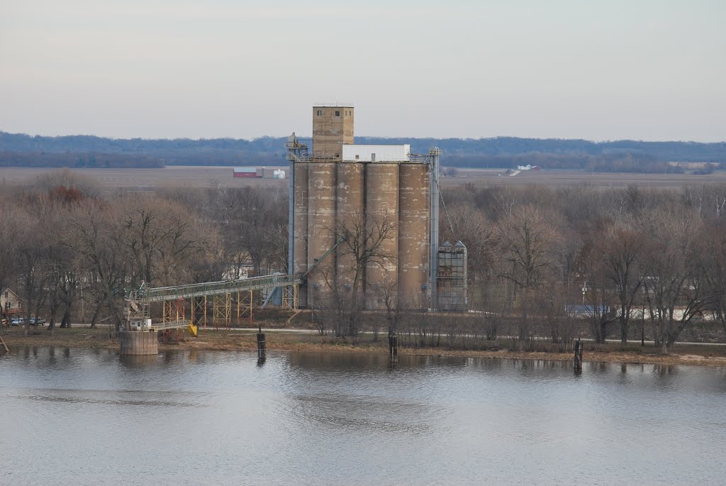 Grain Transport Bins for Barge Traffic