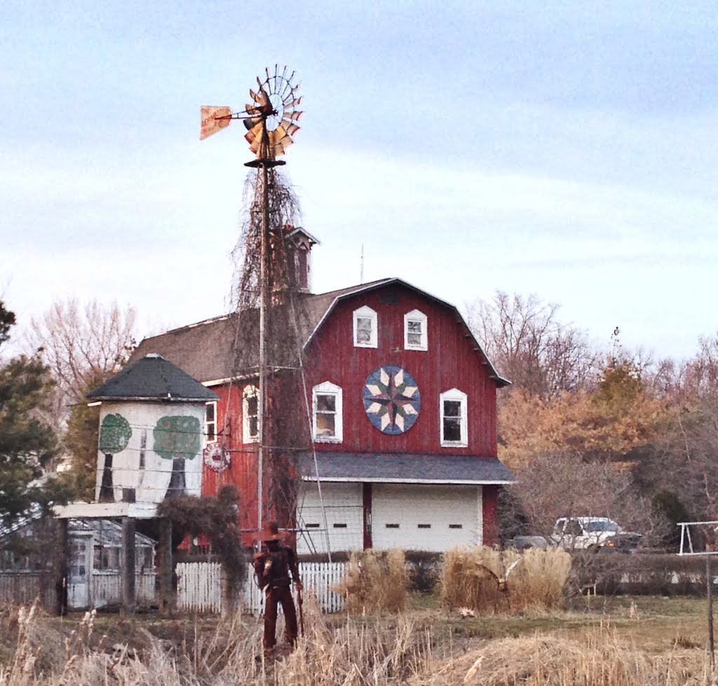 Farmer Statue, Old Barn & Silo - Cedar Rapids, Iowa