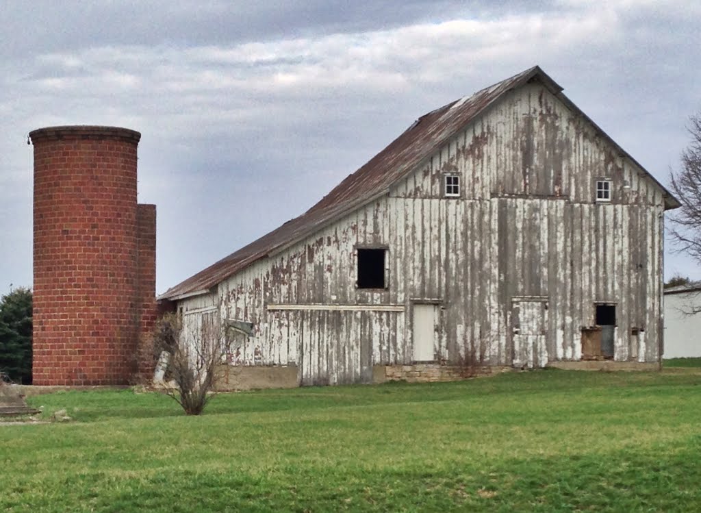 Vintage Barn & Brick Silo - Cedar Rapids, Iowa