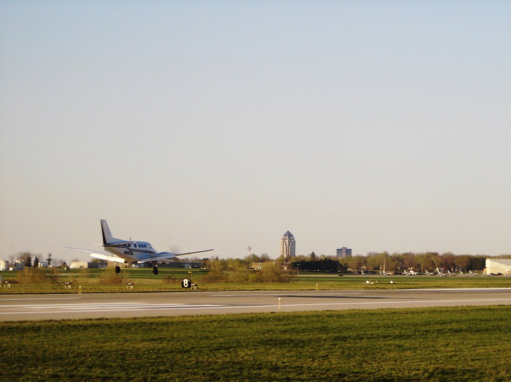 Beech B90 N9426 all-out over rwy5 KDSM - Des Moines city center on the background