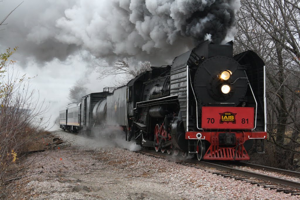 COMING INTO BOONVILLE,IA IS THE STEAM SPECIAL ON 11-13-10.JPG
