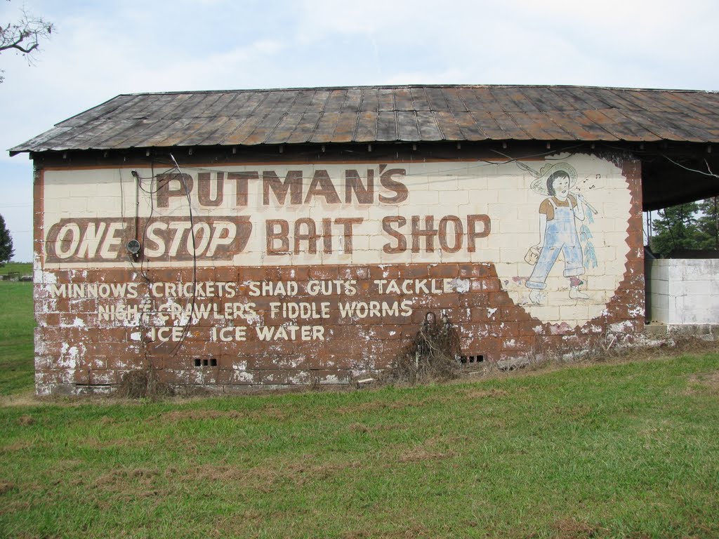 Country Boy "been fishen" fading sign on  Putmans Bait Shop. Ever see a "fiddler worm"?