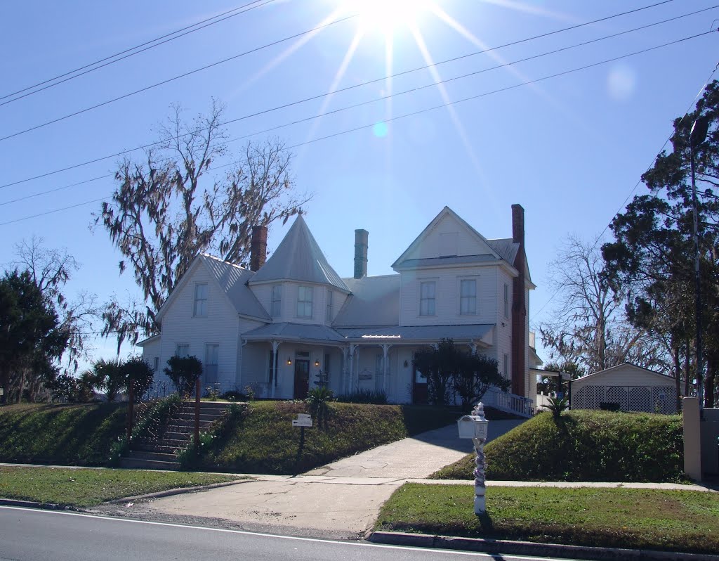 Queen-Anne Victorian house, Florala Ala (1-2-2012)