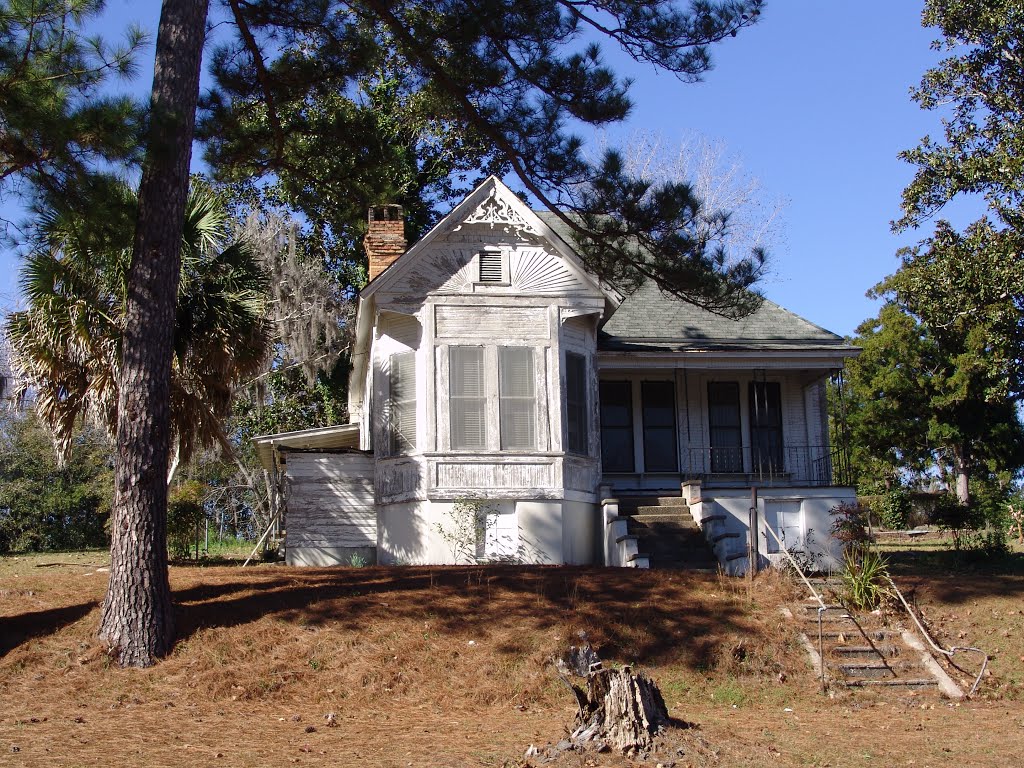 weathered Victorian house, overloooking Lake Jackson, Florala Ala (1-2-2012)