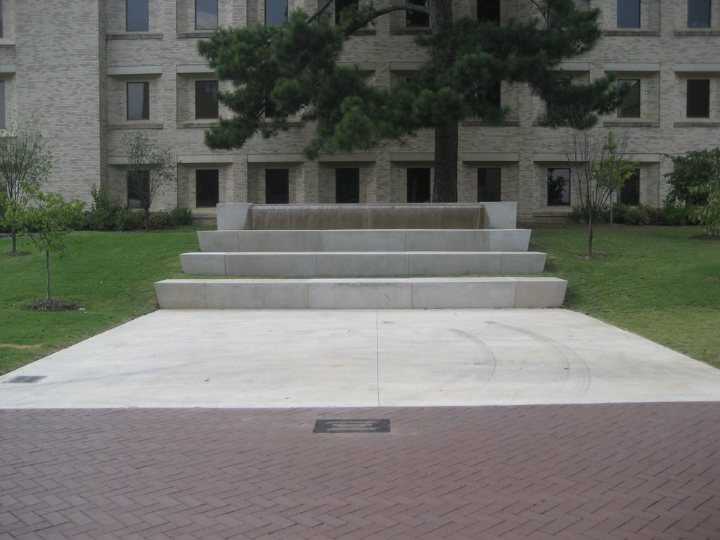 Fountain behind Sam Walton Building