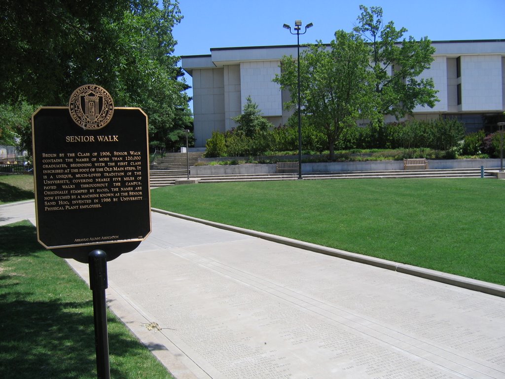 Senior walk between the library and the student union