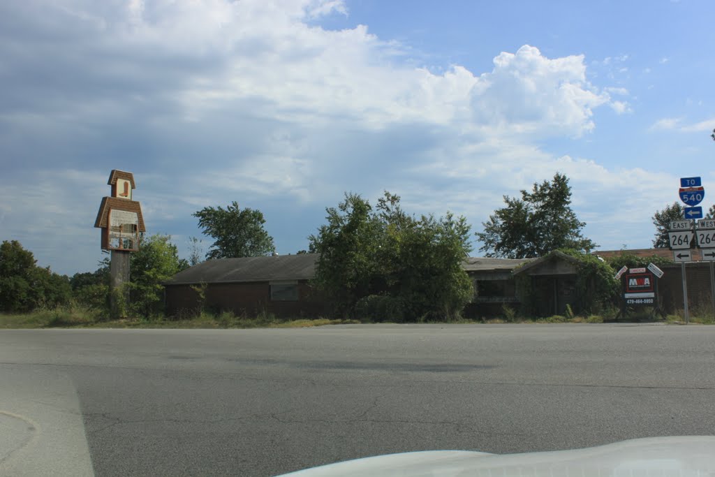 Abandoned Building at Entrance to Northwest Arkansas Regional Airport