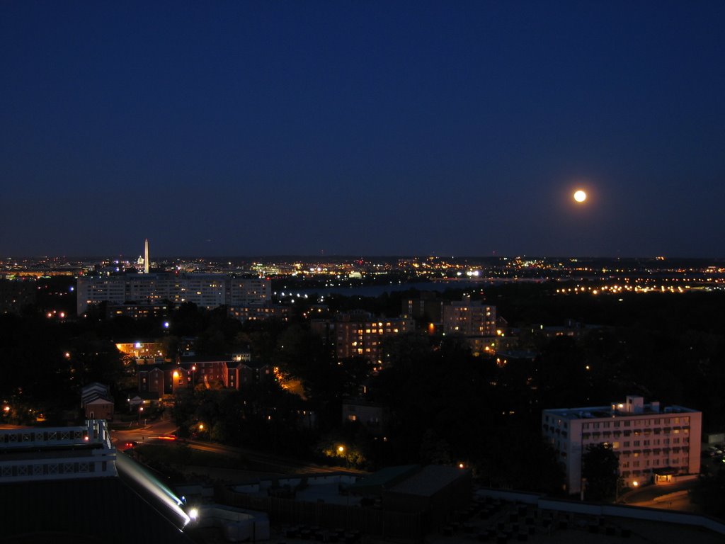 Full Moon Over DC (May 4, 04 at 8:34pm)