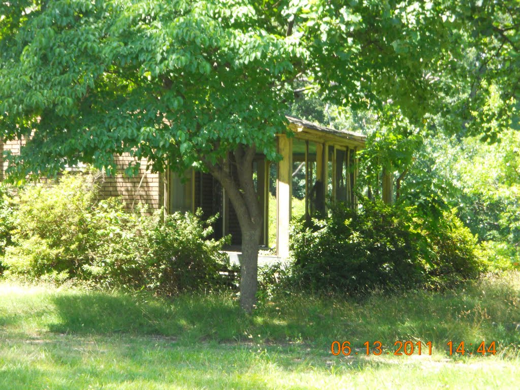 Front of old, vacant house