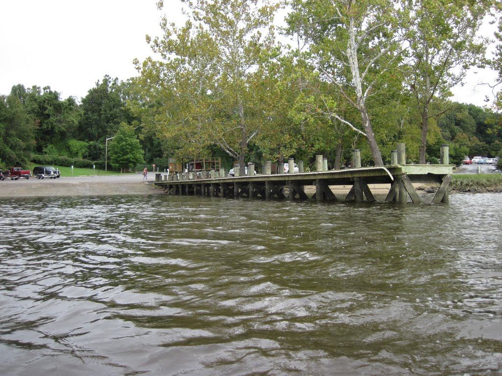 Occoquan regional park boat ramp from the river