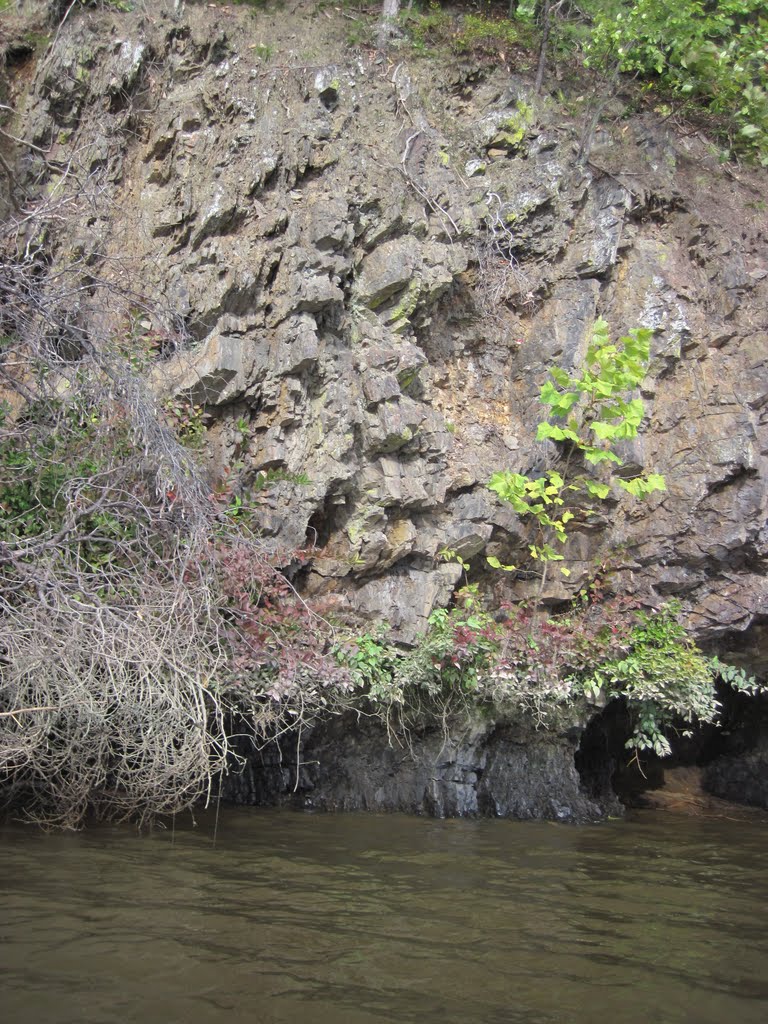vertical stratta on the fairfax side of the occoquan river
