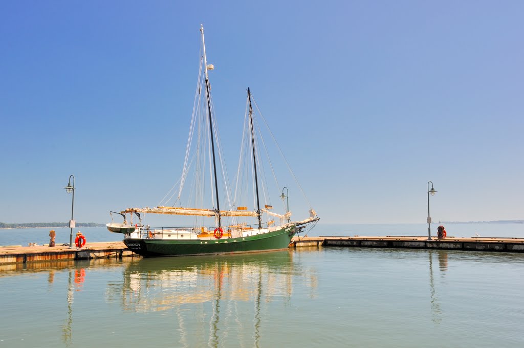 VIRGINIA: YORK COUNTY: YORKTOWN: two-masted schooner Serenity at the Yorktown docks