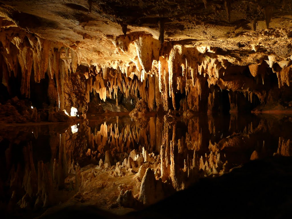 Mirror Lake, Luray Caverns.   .