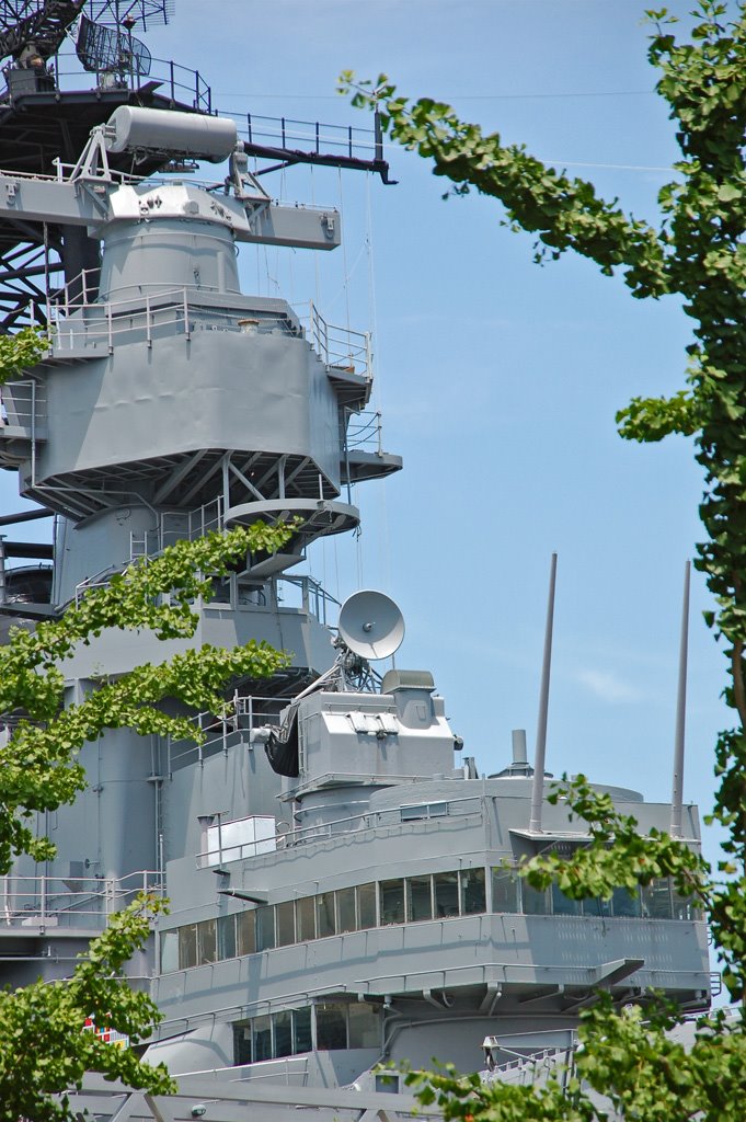 USA - VA - Norfolk - gardening with the USS Wisconsin? Robin Wood takes over?