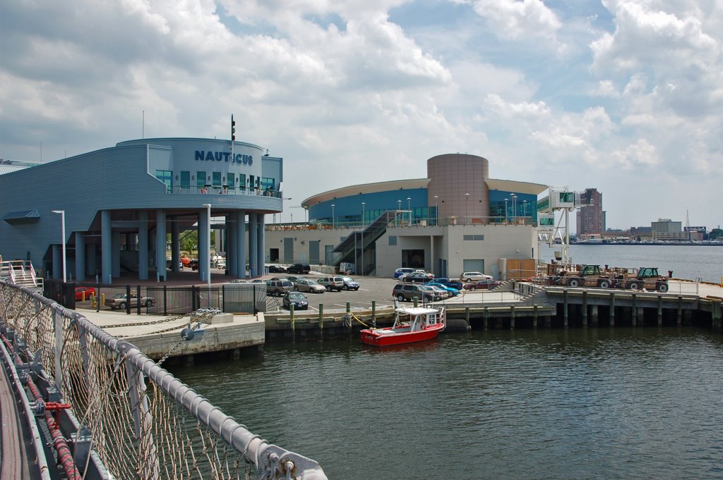 USA - VA - Norfolk - The Nauticus Museum from BB64s stern