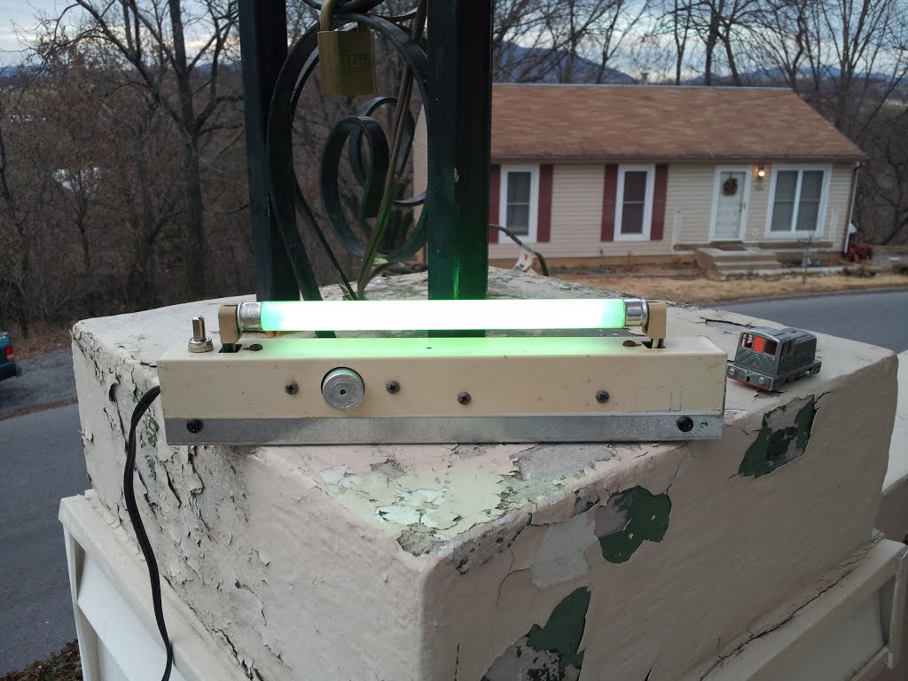 F6T5 light with cord and switch