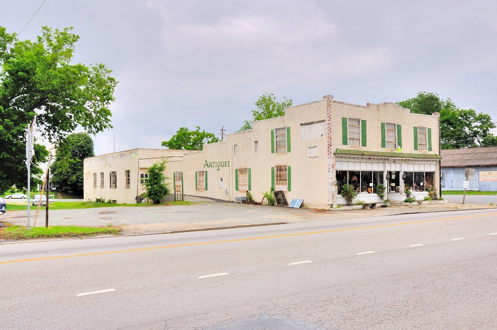 VIRGINIA: ESSEX COUNTY: TAPPAHANNOCK: Nadji Nook Antiques, 303 Queen Street (U.S. Route 360)