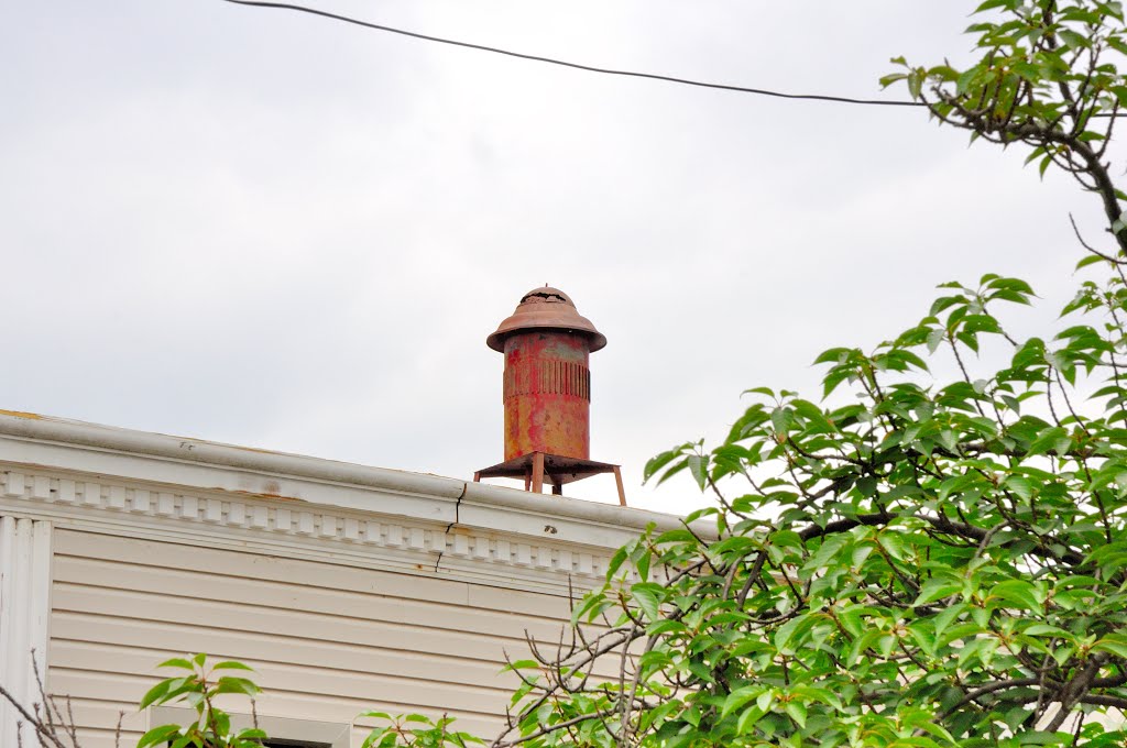 VIRGINIA: ESSEX COUNTY: TAPPAHANNOCK: Tappahannock Free Clinic, 317 Duke Street detail of old community fire alarm on roof