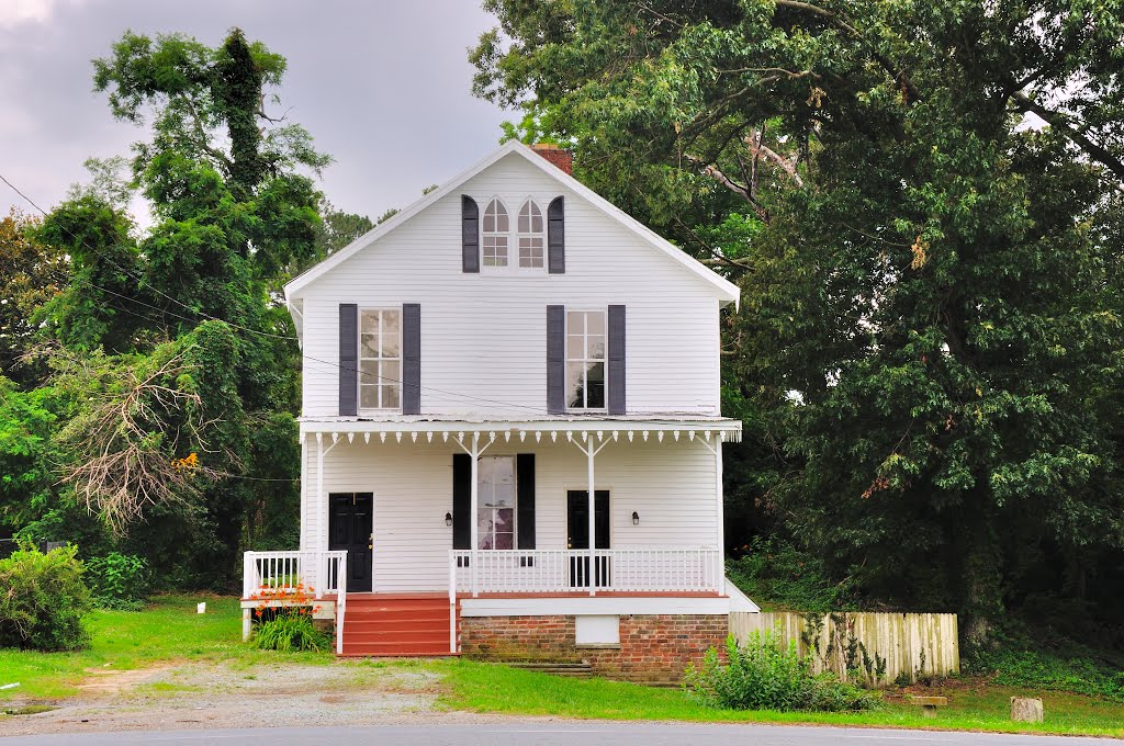 VIRGINIA: ESSEX COUNTY: TAPPAHANNOCK: residence across the road from old St. Timothy Catholic Church, 708 Church Lane (U.S. Route 17)