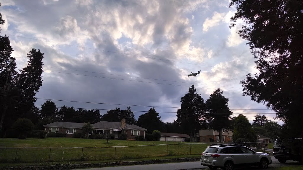 Cessna landing at roanoke regional