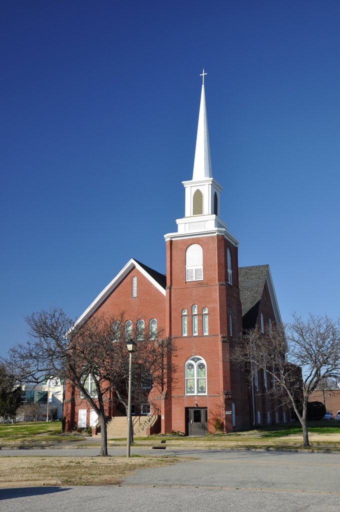 VIRGINIA: HAMPTON: Queen Street Baptist Church, 190 West Queens Way