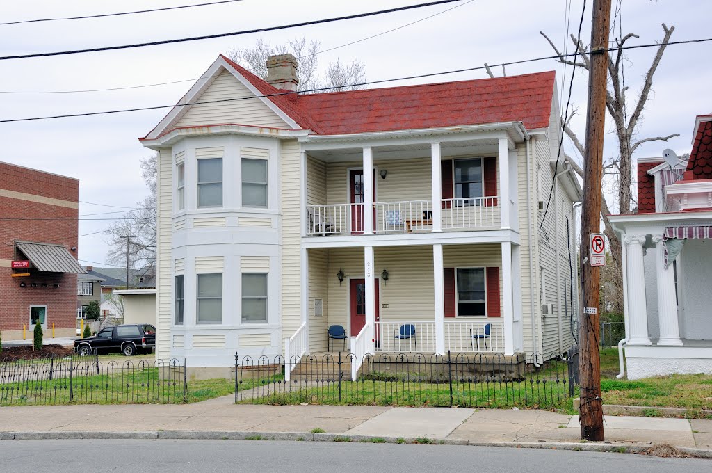 VIRGINIA: HAMPTON: classic houses: 213 South Armistead Street