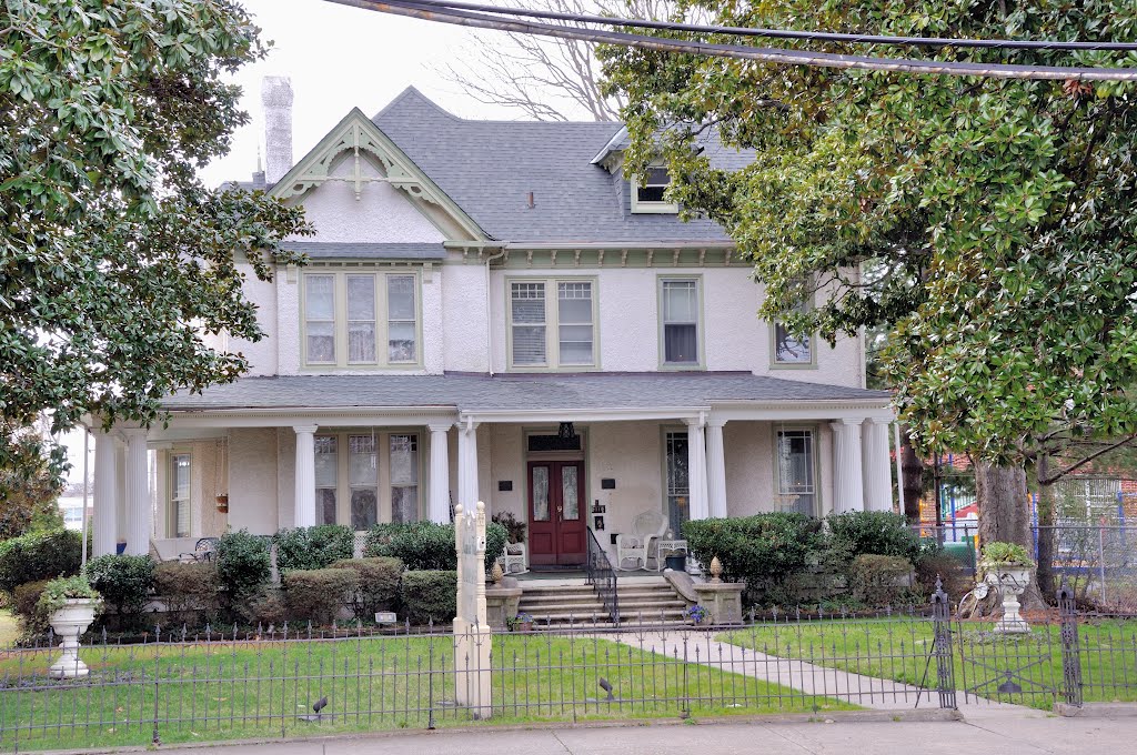 VIRGINIA: HAMPTON: classic houses: 232 South Armistead Avenue: Magnolia House