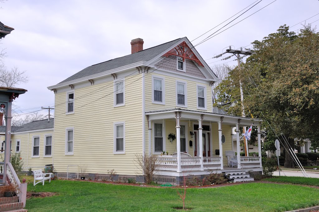 VIRGINIA: HAMPTON: classic houses: 302 South Armistead Avenue