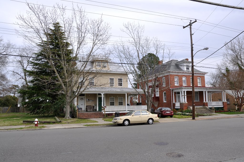 VIRGINIA: HAMPTON: classic houses: 329 and 331 on South Armistead Avenue