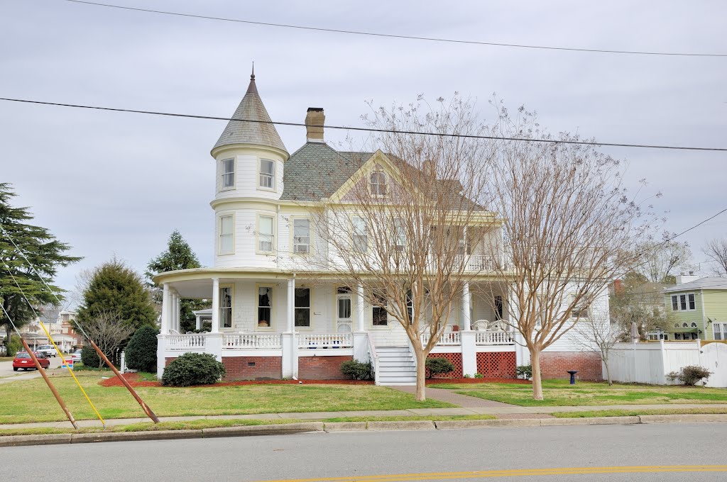 VIRGINIA: HAMPTON: classic houses: 4400 Victoria Boulevard: "Little England Inn" as seen from South Armistead Avenue