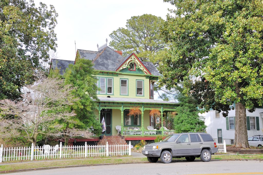 VIRGINIA: HAMPTON: classic houses: 4403 Victoria Boulevard