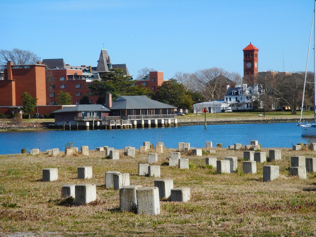 VIRGINIA: HAMPTON: HAMPTON UNIVERSITY: Katharine House extending on pilings over the Hampton River; Mansion House on the right, with the Memorial Chapel beyond