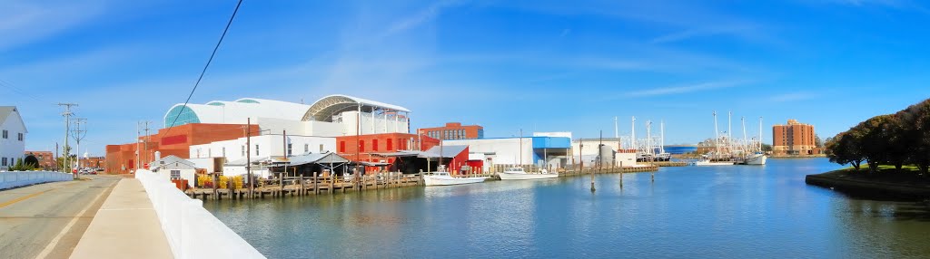 VIRGINIA: HAMPTON: panoramic view from the Darling Bridge, from the Hampton Circuit Court in the distance left to Hampton University across the Hampton River on the right