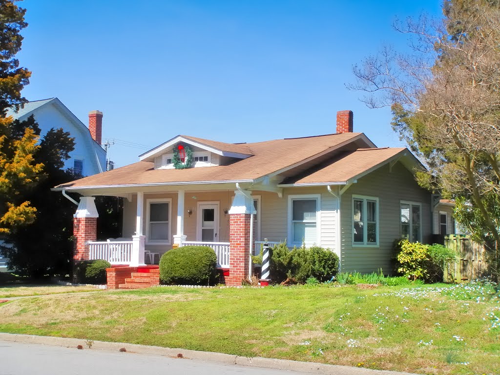 VIRGINIA: HAMPTON: private residence, 305 Old Point Avenue