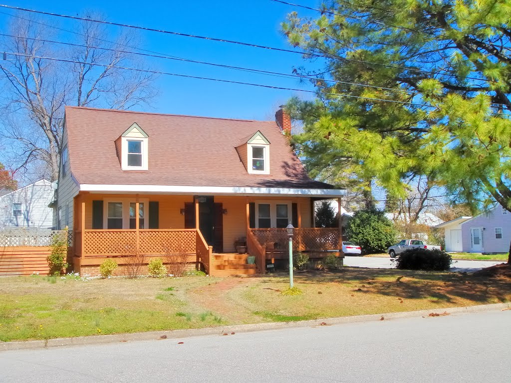 VIRGINIA: HAMPTON: private residence, 311 Old Point Avenue