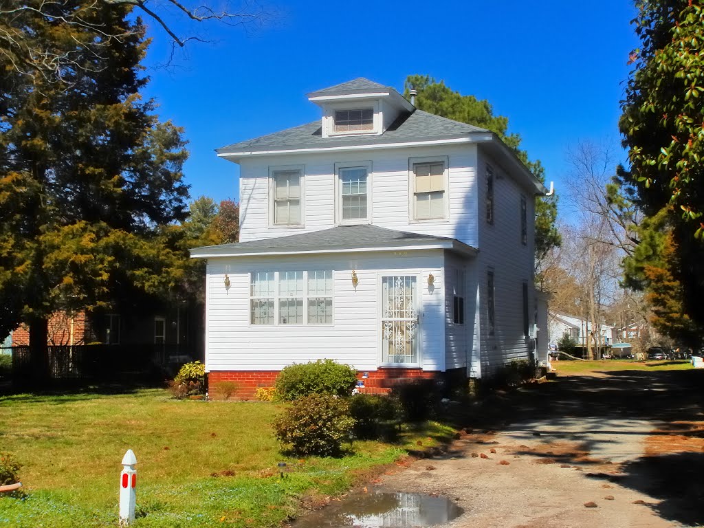VIRGINIA: HAMPTON: private residence, 539 Old Point Avenue