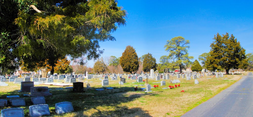 VIRGINIA: HAMPTON: Oakland Cemetery on East Pembroke Avenue panorama from the southeast corner